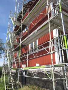 Fasadrenovering pågår.