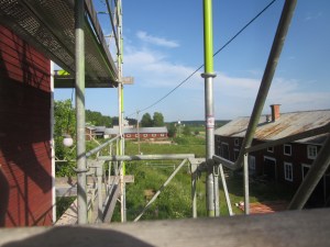 Utsikt mot stallet och längst bort vägen och kyrkan.