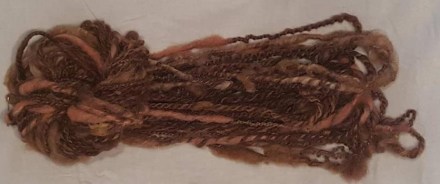 Konstgarn med lintråd och någon paljett